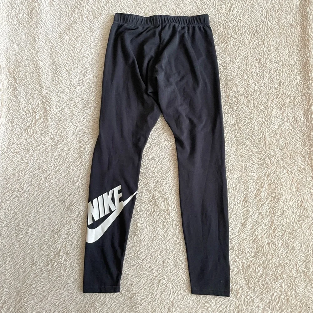Nike Sportswear Essential High Rise Leggings - Picture 4 of 10